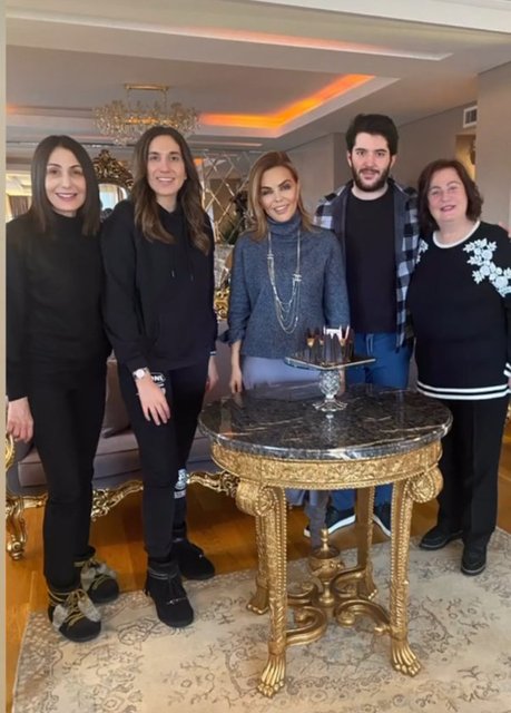 FERYAL GÜLMAN YENİ YAŞINI AİLE DOSTLARI MONİK VE REYHAN İPEKEL İLE BİRLİKTE YENİDEN KUTLADI