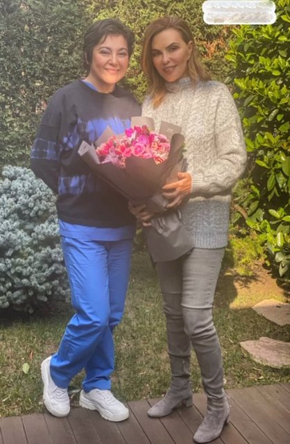 FERYAL GÜLMAN'A BAŞKA BİR SÜRPRİZDE ARKADAŞI DİLEK AVŞAR'DAN GELDİ. AVŞAR GÜLMAN'IN DOĞUM GÜNÜNÜ KLİNİĞİNDE KUTLADI.