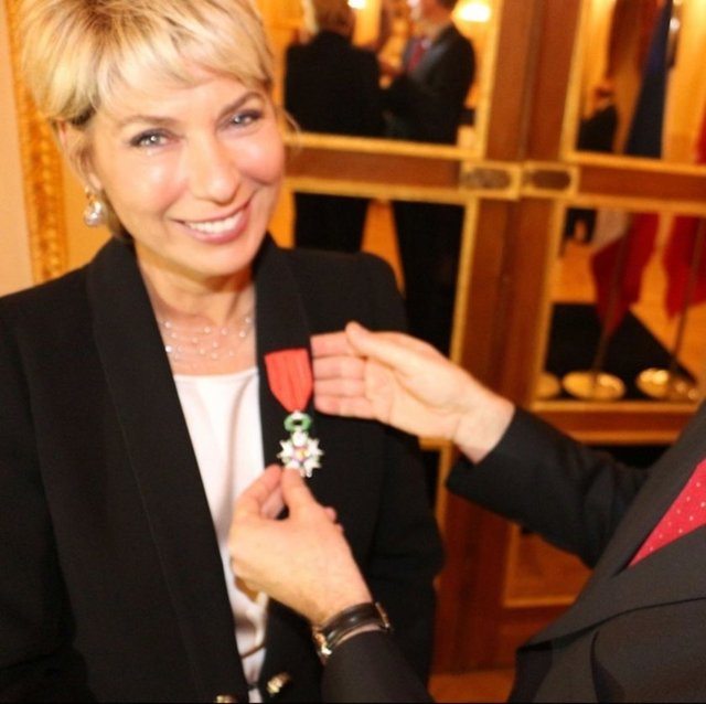 LEYLA ALATON 7 YIL ÖNCE FRANSA BÜYÜKELÇİSİ LAURENT BILI TARAFINDAN FRANSA DEVLET NİŞANI ALIRKEN ÇEKİLDİĞİ FOTOĞRAFLARINI SOSYAL MEDYADAN PAYLAŞTI. 