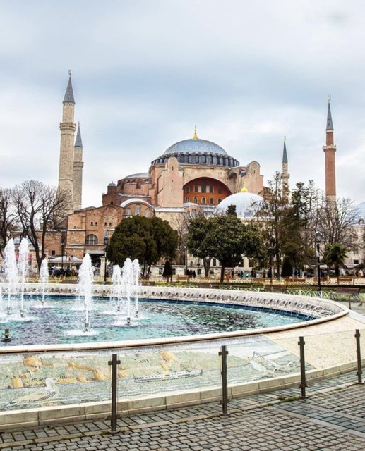 PANDEMİ DOLAYISIYLA GEZİLERE BİR SÜRE ARA VEREN ROTAHANE'DEN PERVİN ERSOY İLE BİLGE KURU, AYASOFYA VE TOPKAPI SARAYINDA BİR KÜLTÜR TURU YAPTI