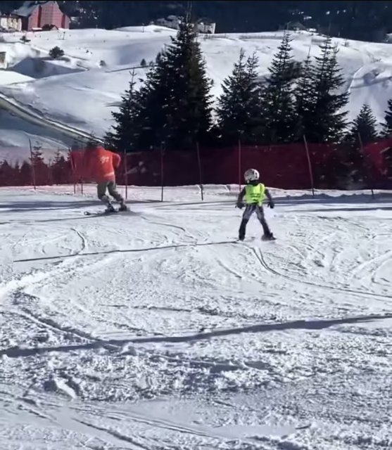 ENDER ALKOÇLAR TORUNU  EMİR DÜZYATAN İLE BİRLİKTE ULUDAĞ'DA KAYAK YAPTI.