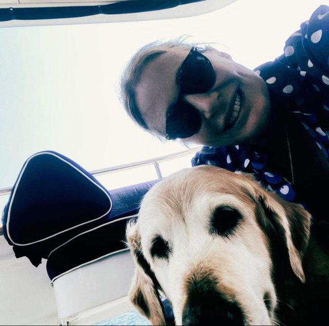İŞ İNSANI CAROLINE KOÇ KÖPEKLERİYLE ÇEKİLDİĞİ EĞLENCELİ KARELERİ SOSYAL MEDYA HESABINDAN PAYLAŞTI.