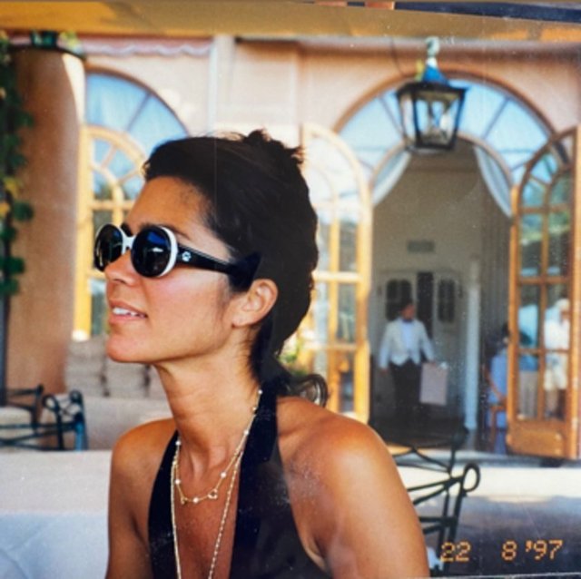 KENDİNE ÖZGÜ STİLİYLE HEMCİNSLERİ TARAFINDAN BEĞENİLEN ŞEBNEM ÇAPA TARZIYLA DAVETLERDE GÖZ DOLDURUYOR.