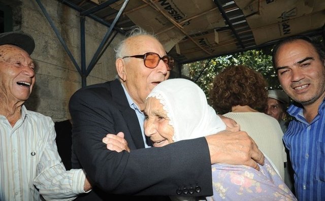 Köyünü ziyaret ettiğinde rastladığı bir diğer çocukluk arkadaşıyla duygusal anlar yaşadı. (2009)