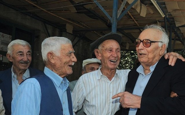 Köyünü ziyaret ettiğinde çocukluk arkadaşları Veli Bey ve Ahmet Bey ile hasret giderdi. (2009)