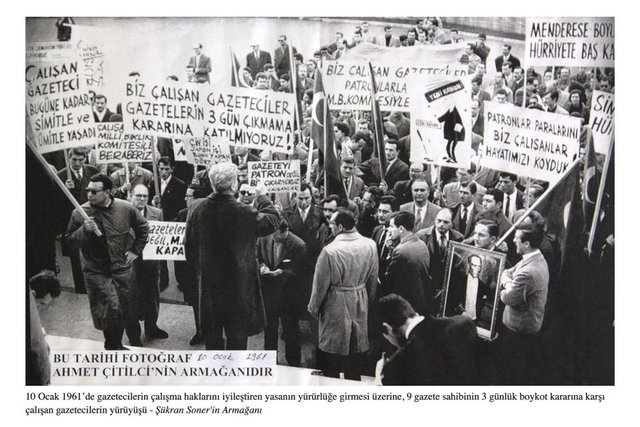9 gazetenin sahibinin gazetecilerin çalışma şartlarını iyileştirilmesine yönelik yasanın yürürlüğe girmesi için düzenlendiği 3 günlük boykottaki gösterilerden biri. (10 Ocak 1961)