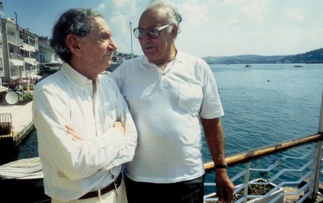 Ressam, yazar, karikatürist ve yönetmen Abidin Dino ile Bebek buluşması (1992) -   -  