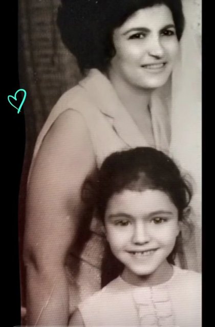 FERYAL GÜLMAN ANNESİ NİHAL SARIMURATOĞLU İLE ÇOCUKKEN ÇEKİLDİĞİ SİYAH BEYAZ FOTOĞRAFI TAKİPÇİLERİYLE PAYLAŞTI.
