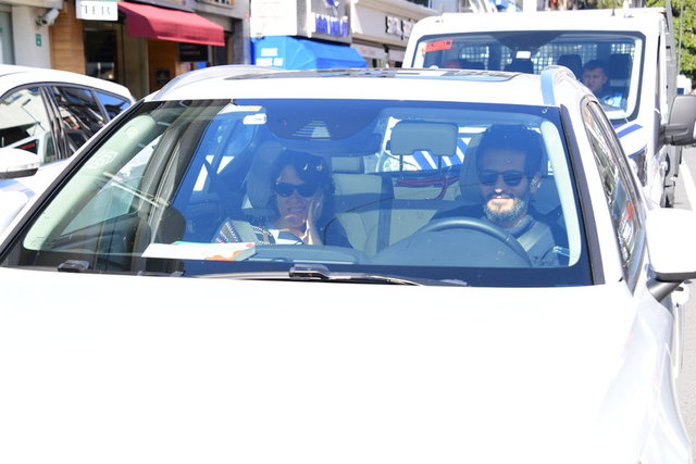 AYŞE BOYNER VE CEM TELVİ BEBEK'TE ARAÇLARINDA TRAFİĞİN AÇILMASINI BEKLEDİ.