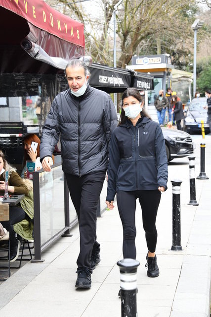 HALDUN VE ZEYNEP ÜSTÜNEL ÇİFTİNİN İKİ KIZ ÇOCUĞU VAR.