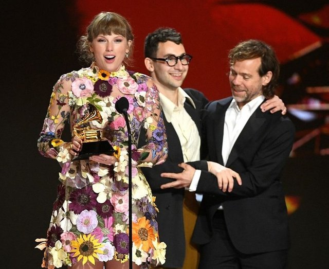 TAYLOR SWIFT