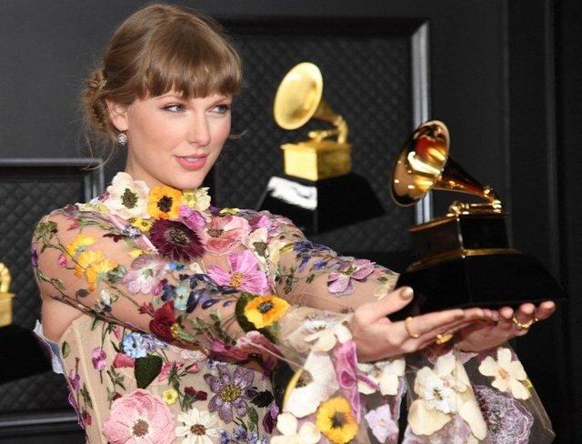 TAYLOR SWIFT
