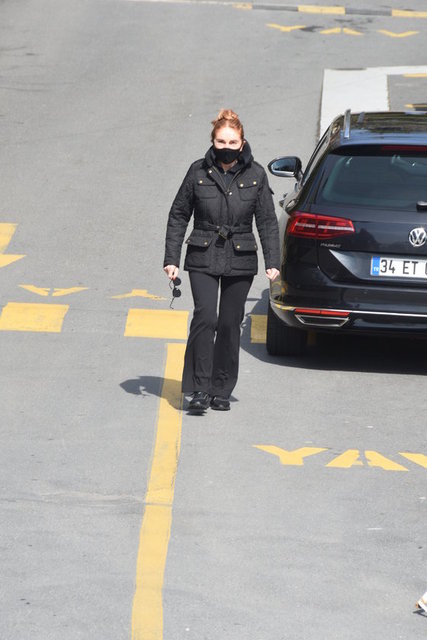MODACI DİLEK HANİF İSE BEBEK'TE ARABASINI PARK EDERKEN GÖRÜNTÜLENDİ.