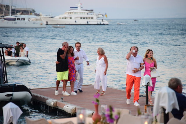 KEMAL GÜLMAN VE EDA CİDELİ BODRUM'DA DOSTLARIYLA BERABER TATİL YAPMIŞTI.