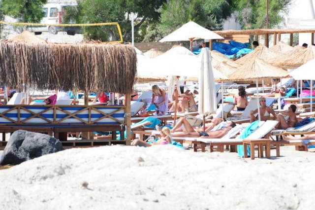 DERİN MERMERCİ'NİN HAVLUYA SARILARAK BİKİNİSİNİ DEĞİŞTİRMESİ 2012 YILININ YAZ AYLARINA DAMGA VURMUŞTU.