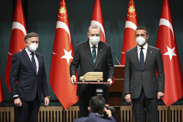 FORD AVRUPA BAŞKANI STUART ROWLEY, CUMHURBAŞKANI RECEP TAYYİP ERDOĞAN VE FORD OTOSAN YÖNETİM KURULU BAŞKANI ALİ KOÇ BİR ARAYA GELEREK SATIN ALMA PROTOKOLÜ İMZALADILAR.