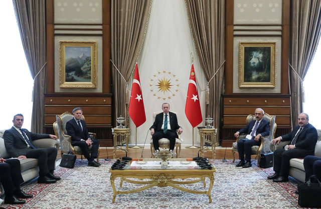 FORD AVRUPA BAŞKANI STUART ROWLEY, CUMHURBAŞKANI RECEP TAYYİP ERDOĞAN VE FORD OTOSAN YÖNETİM KURULU BAŞKANI ALİ KOÇ...