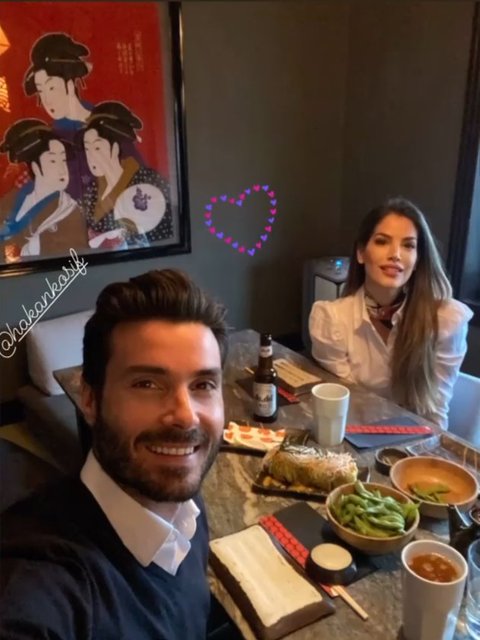 İŞ İNSANI HAKAN KOSİF VE EŞİ EVELİZE KOSİF EVLİLİK YIL DÖNÜMLERİNİ EVLERİNDE YEMEK YİYEREK KUTLADI.