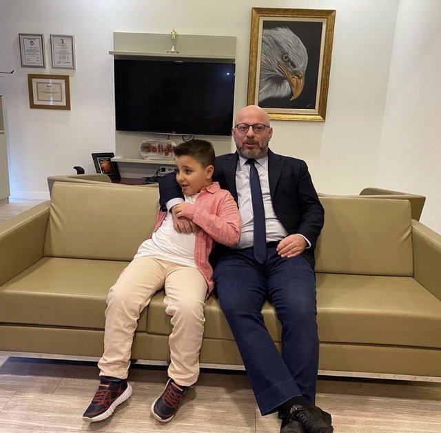 METE VARDAR FARK YOK SEVGİ VAR PROJESİ KAPSAMINDA ATLAS METE'YE POZ VERDİ.