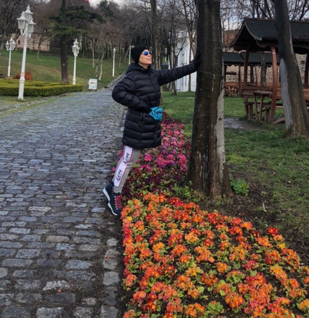 SPORU HAYATININ OLMAZSA OLMAZI HALİNE GETİREN LEYLA ALATON YILDIZ PARKI'NDA YAPTIĞI YÜRÜYÜŞÜNÜ SOSYAL MEDYA HESABINDAN PATLAŞTI.