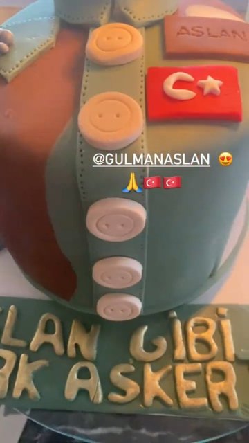 OĞLUNA KÜÇÜK BİR KUTLAMA HAZIRLAYAN FERYAL GÜLMAN, ÖZEL PASTA YAPTIRARAK 'ASLAN GİBİ TÜRK ASKERİYİM' NOTUNU DÜŞTÜ.