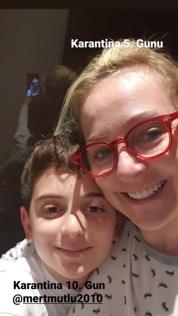 MELİSA MUTLU OĞLU MERT İLE KORONAVİRÜSE YAKALANDIKLARI İÇİN  KARANTİNADA OLDUKLARINI BU PAYLAŞIMLA DUYURDU.