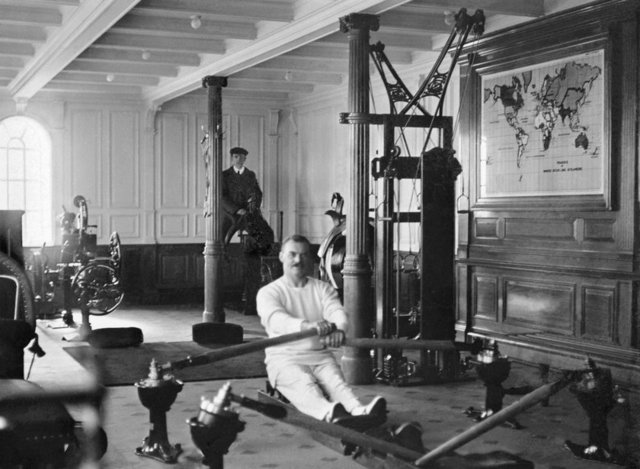 Birinci sınıftaki spor salonunda yolculara kürek çekme dersi veriliyordu.