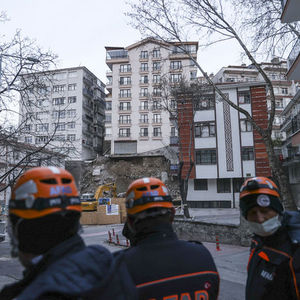 Ankara'da çökme tehlikesi nedeniyle 8 katlı bina boşaltıldı