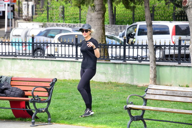 HAVALARIN ISINMASIYLA BİRLİKTE CADDELERE İNEN PINAR SABANCISPOR EĞİTMENİYLE BERABER BİR BANKTA ANTRENMAN YAPTI