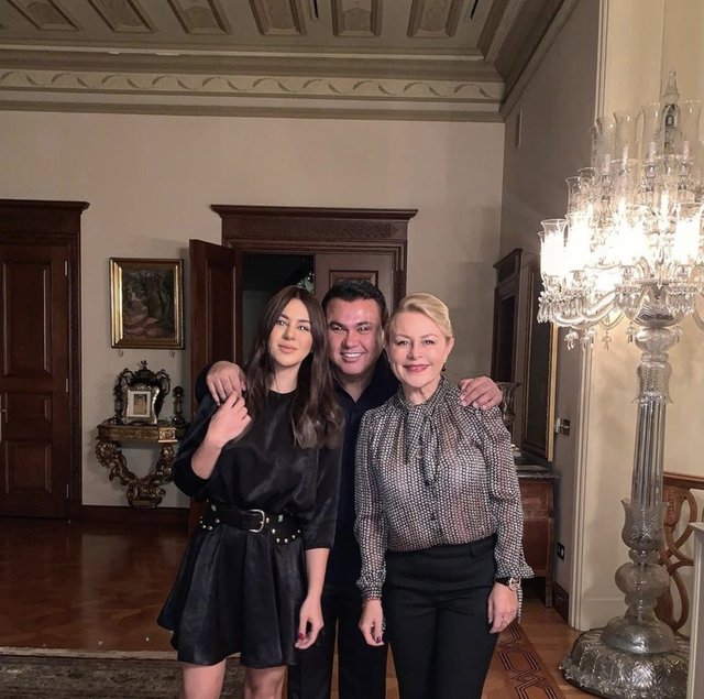 DEMET SABANCI VE CENGİZ ÇETİNDOĞAN'IN KIZI OLAN PIRIL ÇETİNDOĞAN NİŞANLADIĞINI SOSYAL MEDYA HESABINDAN DUYURMUŞTU.