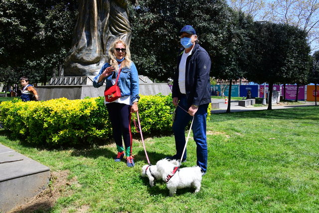 NURAY VE OKAN FENERCİOĞLU ÇİFTİ BOĞAZ'DA KÖPEKLERİNİ GEZDİRDİLER.