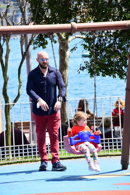 NURİ DEVELİ KIZLARI PERA VE ELA DEVELİ İLE BİRLİKTE BEBEK PARKI'NDA GÖRÜNTÜLENDİ.
