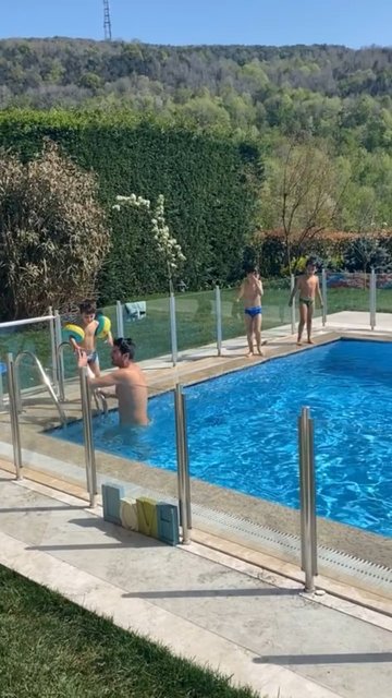 HAKAN KOSİF İLE OĞLU THEO KARANTİNA SÜRECİNİ EVDE YÜZEREK GEÇİRİYOR.