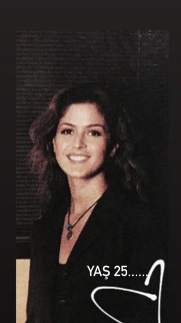 SUZAN TOPLUSOY 25 YAŞINDA ÇEKİLDİĞİ FOTOĞRAFI TAKİPÇİLERİYLE PAYLAŞTI.
