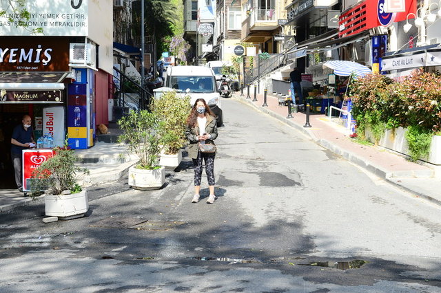 ASLI KUSEYRİOĞLU İSE BEBEK'TE YÜRÜYÜŞ YAPTIKTAN SONRA ALIŞVERİŞ YAPARAK EVİNE DÖNDÜ.