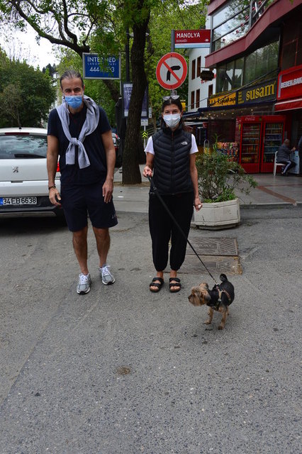 HALDUN VE EŞİ ZEYNEP ÜSTÜNEL ÇİFTİ BEBEK'TE KÖPEKLERİNİ GEZDİRİRKEN GÖRÜNTÜLENDİ.