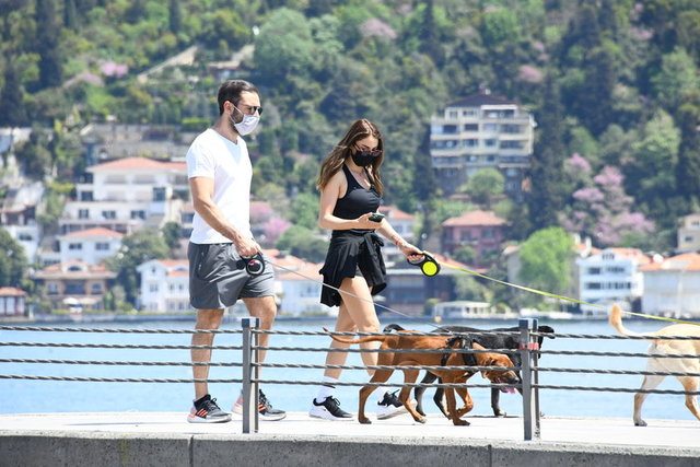 ALLAN HAKKO KIZ ARKADAŞI MERVE OFLAZ İLE ARNAVUTKÖY'DE KÖPEKLERİNİ GEZDİRDİ.