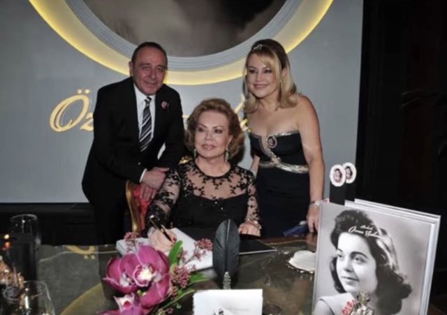 DEMET SABANCI ÇETİNDOĞAN ANNESİ ÖZCAN SABANCI'NIN ANNELER GÜNÜ'NÜ KUTLADI.