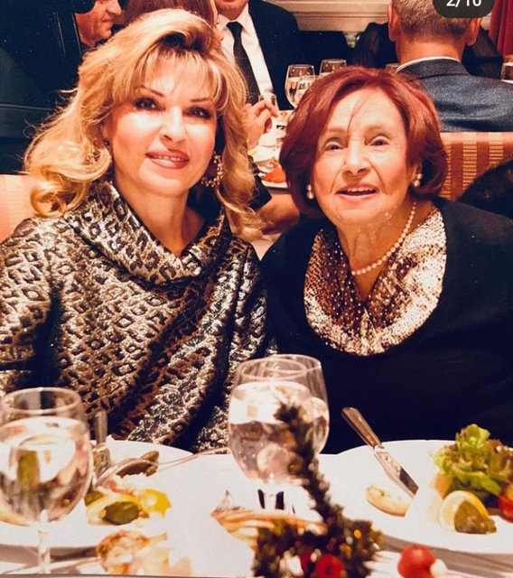 NESLİHAN SABANCI, VEFAT EDEN ANNESİNİ 'ANNELER GÜNÜ'NDE BU FOTOĞRAFLA ANDI.