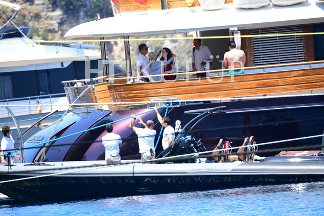 GÖCEK'İN SESSİZ KOYLARINA DEMİRLEYEN TARA ÇİFTİ, BAYRAMIN İLK GÜNÜ MURAT ÖZYEĞİN İLE EŞİ YASEMİN ÖZYEĞİN İLE BULUŞTU