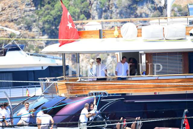 TATİL ROTALARINI GÖCEK'E ÇEVİREN SELİN - MEHMET TARA ÇİFTİ, BAYRAMI TEKNEDE GEÇİRİYOR