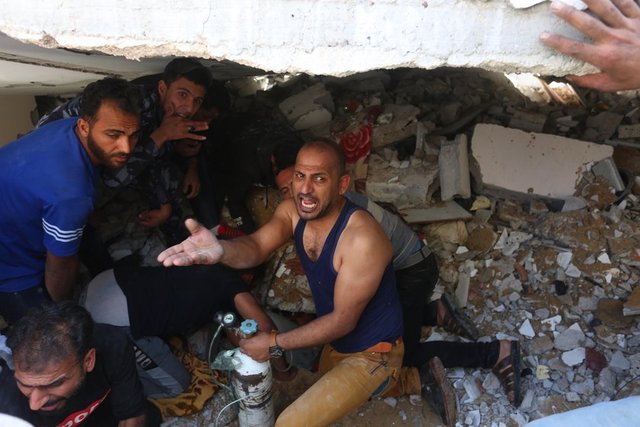 Gazze'deki Filistin Sağlık Bakanlığından yapılan yazılı açıklamada, İsrail'in gece yarısından itibaren düzenlediği saldırılarda 12'si kadın, 8'i çocuk olmak üzere 33 Filistinlinin yaşamını yitirdiği belirtildi. -  