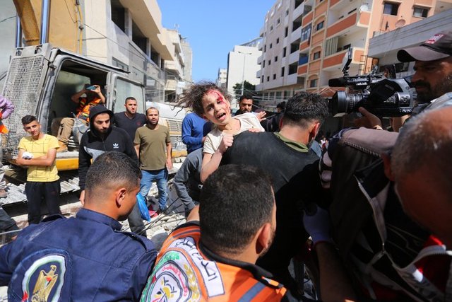 İsrail'in Gazze'ye yönelik hava saldırılarında 40 cadde ve kavşağın kullanılamaz duruma geldiği belirtildi. -   -  