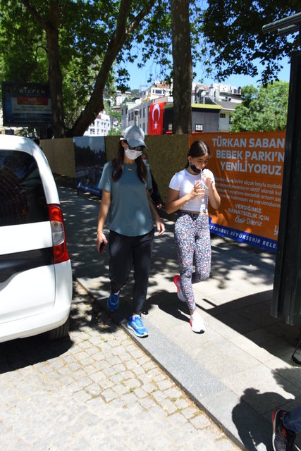 EDVİNA SPONZA KIZI İLE BİRLİKTE BEBEK'TE YÜRÜYÜŞ YAPARKEN GÖRÜNTÜLENDİ.