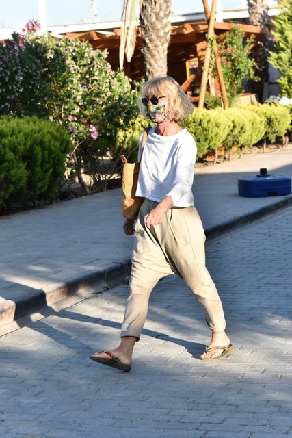 TİLDA TEZMAN BODRUM'DA YÜRÜYÜŞ YAPARKEN OBJEKTİFLERE YAKALANDI.