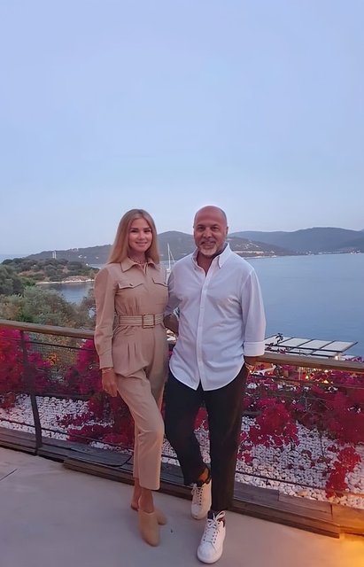 İŞ İNSANI NEJDET AYAYDIN BODRUM'DA YENİ MAĞAZASININ AÇILIŞINI YAPTIKTAN SONRA EŞİ EMEL AYAYDIN İLE BAŞ BAŞA TATİL YAPTI.