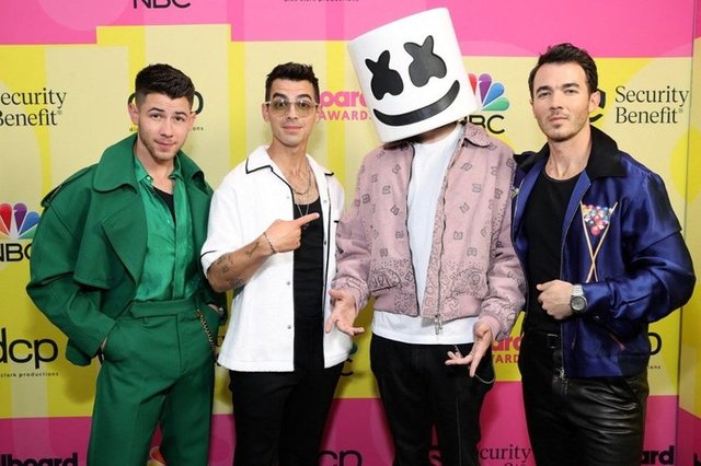 NICK JONAS, JOE JONAS, MARSHMELLO, KEVİN JONAS -  