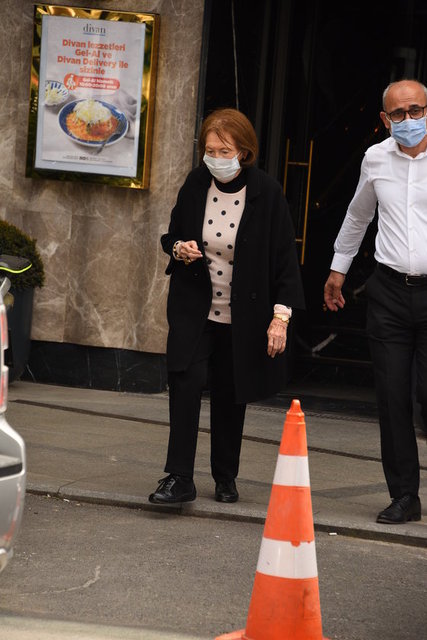 SEMAHAT ARSEL BEBEK'TE SAHİBİ OLDUĞU DİVAN OTEL'DEN ÇIKARKEN GÖRÜNTÜLENDİ.