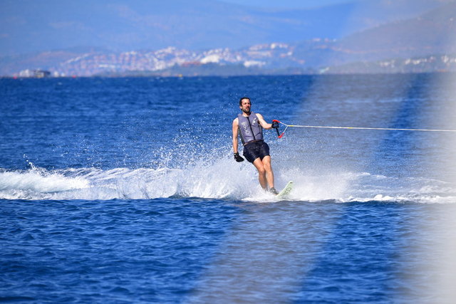 EMRE ECZACIBAŞI BODRUM'DA SU KAYAĞI YAPTI