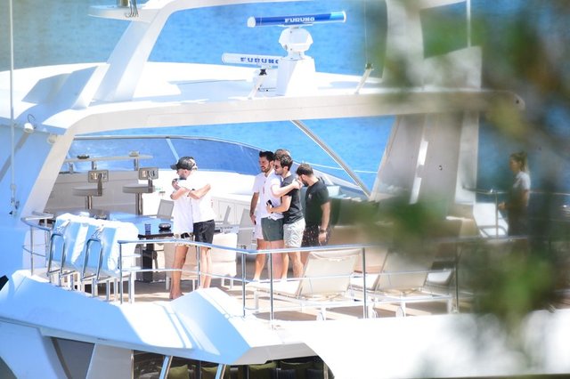 GENÇ İŞ İNSANI HAKAN SABANCI KUZENLERİ FETHİ VE KEREM KAMIŞLI İLE BODRUM'DA BİR ARAYA GELDİ.